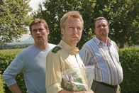 Die Rosenheim-Cops – Ein neugieriger Nachbar erregt die Aufmerksamkeit von Christian Lind (Tom Mikulla, l.), Michael Mohr (Max Müller, M.) und Florian Prantl (Andreas Giebel, r.).