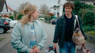 30 Tage Lust – Zeno (Simon Steinhorst) hat Sammy (Caroline Hellwig) seit der Schule nicht mehr getroffen. Aber als der Zufall sie zusammenführt, ergreift er die Gelegenheit.
