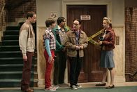 The Big Bang Theory – (v.l.n.r.) Sheldon Cooper (Jim Parsons); Howard Wolowitz (Simon Helberg); Rajesh Koothrappali (Kunal Nayyar); Leonard Hofstadter (Johnny Galecki); Penny (Kaley Cuoco)
