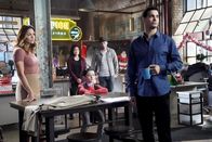 Scorpion – Ein Unfall sorgt dafür, dass Walter (Elyes Gabel, r.) in einer Traumwelt aufwacht, in der er (v.l.n.r.) Paige (Katharine McPhee), Happy (Jadyn Wong), Ralph (Riley B. Smith) und Toby (Eddie Kaye Thomas) nie kennengelernt hat ...
