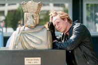 Bettys Diagnose – Tamás (Patrick Kalupa) ist verzweifelt und wartet auf Betty vor der Klinik.