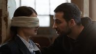 neoriginal: Crystal Wall – Samuel (Walid Al-Atiyat, r.) wollte nicht, dass es soweit kommt und will Ylva (Philine Schmölzer, l.) helfen.