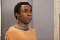 Community – Von Laybourne angestachelt, beginnt Troy (Donald Glover) einen Streit mit Abed ...