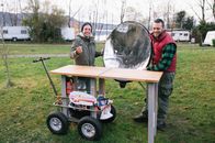 CheXperiment – Herausforderer und Outdoorexperte Joe mit Checker Tobi (links) beim Chexperiment in Kochel am See.