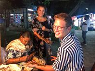 Das erste Mal ... Asien! – Louisa und Philipp lassen sich die Hände mit Henna-Tattoos verzieren, die nach sechs Wochen von selbst wieder verschwinden.