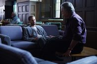 Das Lazarus Projekt – Anstatt nach der Vollstreckung des Todesurteils im Jenseits aufzuwachen, findet sich Ben (Paul Walker, l.) in einer psychiatrischen Klinik wieder - bei dem dubiosen Father Ezra (Bob Gunton, r.) ...