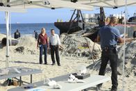 Criminal Minds – Als bei Pumparbeiten in Florida Skelettstücke an Land gespült werden und sich daraus richtiger Unterwasserfriedhof ergibt, wird das BAU-Team um Morgan (Shemar Moore, l.) und Ashley (Rachel Nichols, l.) dazu gezogen, um Det. Jarrett Foreman (Bruce Nozick, M.) bei den Ermittlungen zu helfen ...