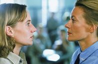 Hinter Gittern - Der Frauenknast – Kerstin (Meike Schlüter, li.) will von Eva (Karen Böhne) wissen, wie es zu dem Tot ihrer Entlastungszeugin gekommen ist. Für Kerstin ist mit der Zeugin auch die letzte Hoffnung auf baldige Entlassung gestorben...