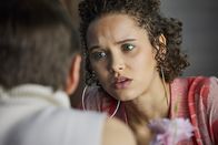 neoriginal: Pumpen – Shae (Taynara Silva-Wolf) kennt den woken Rainbow-Awareness-Energy-Yoga-Trainer Vishad (Hendrik von Bültzingslöwen) von früher. Da hieß er noch Walter.