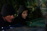 Malcolm mittendrin – Nachdem Hal (Bryan Cranston, l.) wieder einmal von seinem Nachbarn übertroffen wurde, plant er mit Dewey (Erik Per Sullivan, r.) die Zerstörung des Bauwerkes ...