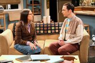 The Big Bang Theory – Während Leonard seine Beziehung via Skype mit Priya fortsetzt, gerät Amy (Mayim Bialik, l.) zwischen die Fronten bei einem Streit mit Sheldon (Jim Parsons, r.) und Penny ...