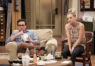 The Big Bang Theory – Als Leonard (Johnny Galecki, l.) und Penny (Kaley Cuoco, r.) bewusst wird, wie viel Chaos die ehemalige Flamme von Sheldon anrichtet, wissen sie nicht, ob sie sich einmischen sollen ...