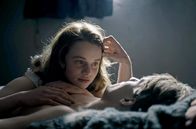 Der Passfälscher – Gerda (Luna Wedler) und Cioma (Louis Hofmann) verlieben sich in dunklen Zeiten ineinander.