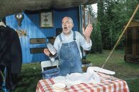 Löwenzahn Classics – Peter (Peter Lustig) übt sich als Opernsänger und schmettert aus vollem Halse eine Arie aus "Carmen" - allerdings nur als Playback.