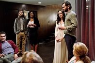 The Invitation – Eden (Tammy Blanchard) und David (Michiel Huisman) laden zum Begrüßungsdrink. Von links: Miguel (Jordi Vilasuso ), Will (Logan Marshall-Green), Kira (Emayatzy Corinealdi), Eden (Tammy Blanchard), David (Michiel Huisman).