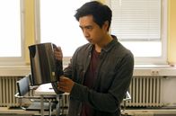 Rentnercops – Hui (Aaron Le) hat eine Eingebung am Wasserkocher.