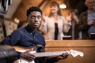 Tell me everything – In der Kirche lernt Marcus (Anthony J. Abraham) Neve kennen.