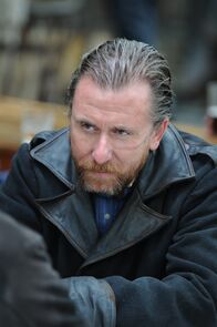 Der Seewolf – Death Larson (Tim Roth) ist der verhasste Bruder von Wolf Larsen.