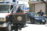 Navy CIS – Bauarbeiter graben vor einem Haus auf einer Naval Base ein Loch, als plötzlich der Boden einstürzt. Durch die Öffnung ist eine mumifizierte Leiche zu sehen. Gibbs (Mark Harmon, r.) und Tony (Michael Weatherly, l.) gehen dem nach ...