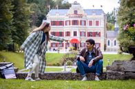 Sturm der Liebe – Leander (Marcel Zuschlag, r.) spricht mit Valentina (Aylin Ravanyar, l.) über seine Gefühlslage.
