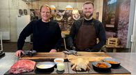 Der Vorkoster – Spitzenkoch Björn Freitag (l.) und der Grill-Blogger und Unternehmer Joscha Bastians (r.) bereiten in dessen Grillschule Pulled Pork und Huhn für den Smoker vor.; WDR Fernsehen DER VORKOSTER , "Faszination Räuchern: Was macht Geräuchertes so besonders?" Uhr. Spitzenkoch Björn Freitag (l.) und der Grill-Blogger und Unternehmer Joscha Bastians (r.) bereiten in dessen Grillschule Pulled Pork und Huhn für den Smoker vor.