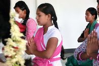 GEO Reportage – Die 16-jährige Yoga-Schülerin Soguna (Mi.) will beim Internationalen Yoga-Tag in Bellur zeigen, was sie kann
