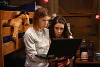 The Middle – Sue (Eden Sher, l.) und Lexie (Daniela Bobadilla, r.) sind geschockt, als sie bemerken, dass Sue tatsächlich nicht mehr am College eingeschrieben ist, weil sie das Schulgeld nicht gezahlt hat. Unterdessen versucht Frankie, Brick beizubringen, wie man eine Pille schluckt ...
