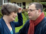 In aller Freundschaft – Hans-Peter (Michael Trischan) muss seine Mutter Luise Brenner (Monika Lennartz) trösten, die von ihrer neuen Liebe Richard belogen wurde.