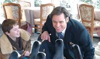 Mr. Poppers Pinguine – Durch die geerbten Pinguine kommen sich Vater (Jim Carrey, r.) und Sohn (Maxwell Perry Cotton, l.) wieder näher ...