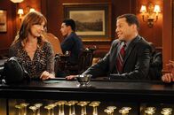 Two and a Half Men – Was läuft zwischen Alan (Jon Cryer, r.) und Bridget (Judy Greer, l.)?