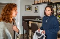 Watzmann ermittelt – Pia Brendel (Elisabeth Lanz, r.) macht der Geliebten ihres Mannes Franziska Schachtner (Lilian Naumann, l.) eine eindeutige Ansage: "Der Toni hat dich nur ausgenutzt"