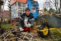 Löwenzahn – Fritz (Guido Hammesfahr) hat für den Igel ein gemütliches Winterquartier gebaut.