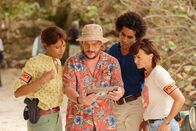 Deadly Tropics – Philippe (Valentin Papoudof, M.) zeigt Mélissa (Sonia Rolland, l.), Gaëlle (Béatrice de la Boulaye, r.) und Aurélien (Julien Béramis, 2.v.r.) ein Video des Opfers, welches möglicherweise Hinweise auf die Hintergründe seines Mordes liefert.