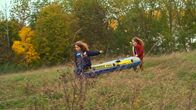 Petite Maman – Nelly (l, Joséphine Sanz) und Marion (Gabrielle Sanz) auf dem Weg zum großen See.