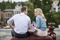 Hart of Dixie – George (Scott Porter, l.) setzt alles daran seinen Picknick-Korb für Tansy (Mircea Monroe, r.) so ansprechend wie möglich zu gestalten und erhofft sich mehr als nur ein Wohltätigkeitstreffen ...