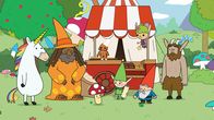Super Happy Magic Forest – Zauberer Zausebart (2. von links) kommt mit seiner Pop-up-Bäckerei in den Wald. Meister Heiter (4. von .rechts) und die Helden Blümchen (links), Tupfen (3. von links), Twinkle (3. von rechts), Herbert (2. von rechts) und Hufius (rechts) sind zufrieden, dass der Assistent, der Lebkuchenmann (4. von links) und sein Chef sich wieder vertragen haben.