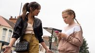 Hullraisers – Rana (Taj Atwal, l.) möchte ihrem neuen Freund beweisen, dass sie gut mit Kindern umgehen kann. Also will sie mit seiner Tochter Jayelle (Maddie Lamb, r.) einen netten Tag verbringen. Doch Jayelle hat etwas anderes im Sinn.