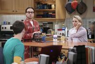 The Big Bang Theory – Während Sheldon (Jim Parsons, l.) eine neue Freundin sucht, spionieren Penny (Kaley Cuoco, r.) und Leonard (Johnny Galecki, M.) Amy hinterher, die ein weiteres Date mit Dave hat ...