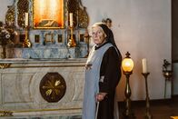 Tatort – Schwester Julia (Christiane Blumhoff) nach dem Abendgebet.