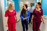 Bettys Diagnose – Sofia Abbas (Kiara Brunken, 2.v.l.) muss die Neuigkeit sofort Mia Kunze (Antonia Döring, l.) und Ava Edemir (Rona Özkan, r.) mitteilen. Dr. Tom Koopmann (Tobias Licht, 2.v.r.) bekommt alles mit.