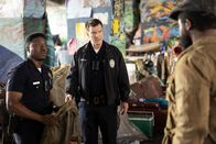 The Rookie – Officer Nolan (Nathan Fillion, M.) und Officer Thorsen (Tru Valentino, l.) unterstützen einen Einsatz zur Umsiedlung von Obdachlosen. Dort stoßen sie auf einen Mann (Komparse, r.), der eine Tasche bei sich hat, die ein Beweisstück in einem abgeschlossenen Mordfall sein könnte, dessen Leiche nie gefunden wurde.