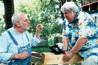 Löwenzahn – Peter (Peter Lustig, l.) braucht seinen korpulenten Nachbarn Herrn Paschulke (Helmut Krauss, r.) als Gegengewicht für seinen großen Hebel.