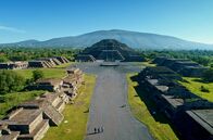 Leben mit Vulkanen – Die prähistorische Ruinenstadt Teotihuacán in der Nähe des Popocatépetl zeugt von der engen Verbindung, die seit jeher zwischen Mensch und Vulkan besteht.