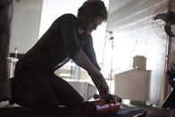 MacGyver – Gerät in eine brenzlige Situation: MacGyver (Lucas Till). Doch er wäre nicht MacGyver, hätte er nicht eine Lösung parat ...