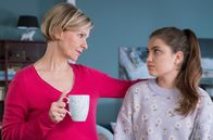 In aller Freundschaft – Hanna Globisch (Helena Pieske, re.) hat ihrer Mutter Kathrin Globisch (Andrea Kathrin Loewig, li.) die Wahrheit erzählt, wie der Brand im Pferdestall passiert ist. Hannas zerreißt die Sorge um ihren Freund Cosmo, der dabei war, und ihre Schuldgefühle.