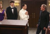 Two and a Half Men – Walden (Ashton Kutcher, 2.v.l.) hat für seinen Ehemann Alan (Jon Cryer, 2.v.r.) eine ganz besondere Überraschung: Michael Bolton (Michael Bolton, r.) ...