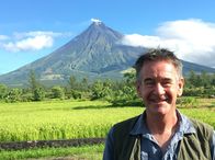 Die wilden Philippinen – Nigel Marven auf der Insel Luzon. Im Hintergrund der aktive Vulkan Mayon mit einer Höhe von 2462 Metern.
