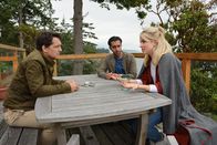 Das Traumschiff – In Begleitung von Tarik Stein (Omar Akbar, M.) bittet Corinna Sander (Leonie Brill, r.) den Autor James Munro (Robert Seeliger, l.) um Hilfe.