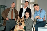 Kommissar Rex – (v.li.) Martin Weinek (Fritz Kunz), Gedeon Burkhard (Alexander Brandtner), Gertrud Roll (Erika Zauner), Heinz Weixelbraun (Christian Böck).
