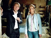 Der Winzerkönig – Thomas (Harald Krassnitzer) zeigt Claudia (Susanne Michel) den alten Keller.